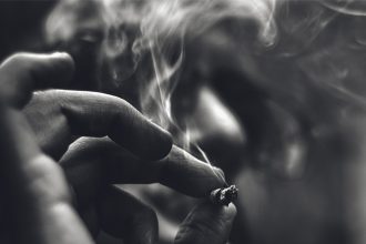 The perfume of tobacco is rich in a multitude of facets, between aromatic, smoky and waxy notes. It is a very interesting ingredient for perfumery
